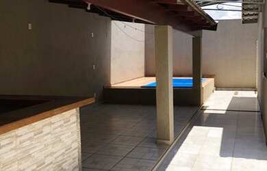 Imagem: A casa possui 2 Dormitórios, 2 Banheiros, 2 Vagas na garagem