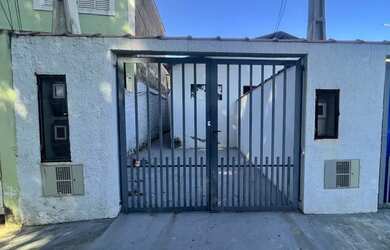 Imagem: A casa possui 1 Dormitório, 1 Banheiro, 1 Vaga na garagem