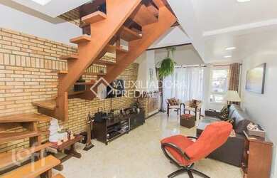 Imagem: A casa possui 3 Dormitórios, 1 Banheiro, 3 Vagas na garagem