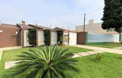 Imagem: A casa possui 3 Dormitórios, 3 Banheiros, 5 Vagas na garagem