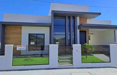 Imagem: A casa possui 3 Dormitórios, 2 Banheiros, 2 Vagas na garagem