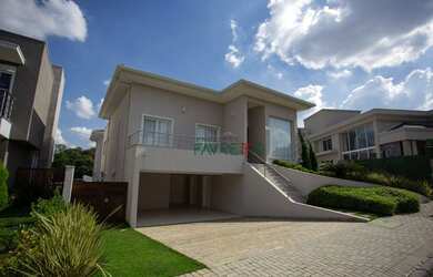 Imagem: A casa possui 4 Dormitórios, 5 Banheiros, 4 Vagas na garagem