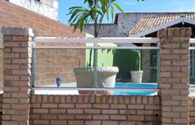 Imagem: A casa possui 3 Dormitórios, 2 Banheiros, 3 Vagas na garagem