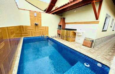 Imagem: A casa possui 2 Dormitórios, 1 Banheiro, 2 Vagas na garagem