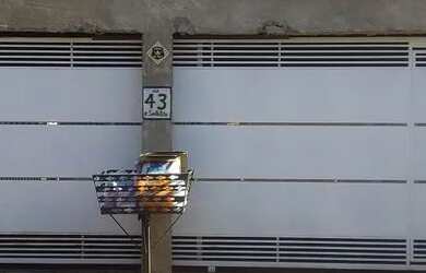 Imagem: A casa possui 2 Dormitórios, 3 Banheiros, 2 Vagas na garagem