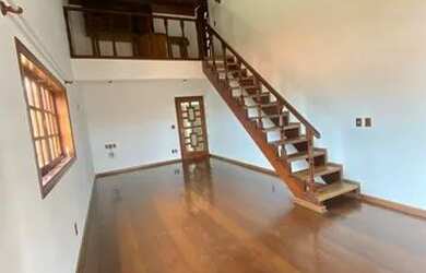 Imagem: A casa possui 5 Dormitórios, 5 Banheiros, 4 Vagas na garagem