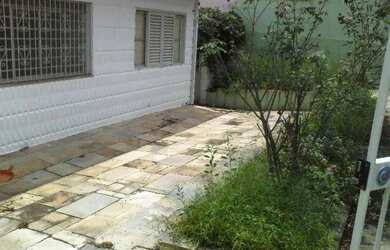 Imagem: A casa possui 3 Dormitórios, 1 Banheiro, 2 Vagas na garagem