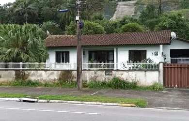 Imagem: A casa possui 4 Dormitórios, 2 Banheiros, 1 Vaga na garagem