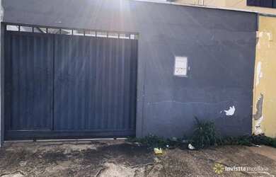 Imagem: A casa possui 3 Dormitórios, 1 Banheiro, 2 Vagas na garagem