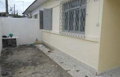 Imagem: A casa possui 2 Dormitórios, 1 Banheiro, 1 Vaga na garagem