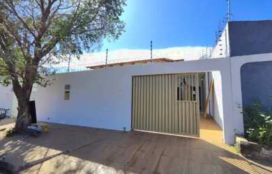 Imagem: A casa possui 3 Dormitórios, 2 Banheiros, 2 Vagas na garagem