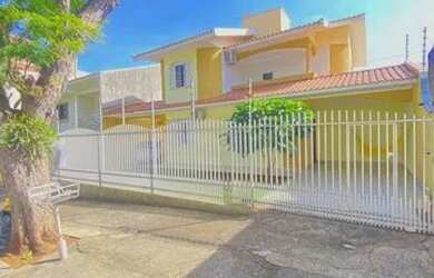 Imagem: A casa possui 4 Dormitórios, 3 Banheiros, 5 Vagas na garagem