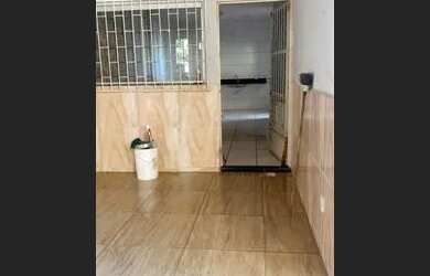 Imagem: A casa possui 2 Dormitórios, 2 Banheiros, 2 Vagas na garagem