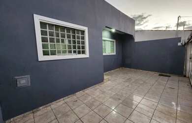 Imagem: A casa possui 2 Dormitórios, 1 Banheiro, 2 Vagas na garagem