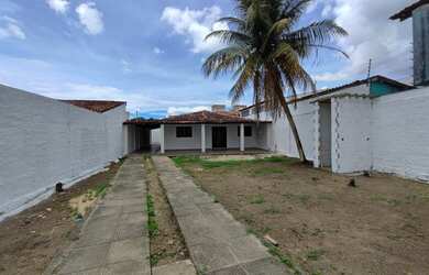 Imagem: A casa possui 3 Dormitórios, 2 Banheiros, 3 Vagas na garagem