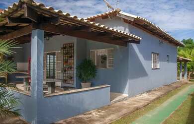 Imagem: A casa possui 3 Dormitórios, Acomodam 10 pessoas e 2 Vagas