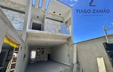 Imagem: A casa possui 3 Dormitórios, 1 Banheiro, 2 Vagas na garagem