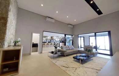 Imagem: A casa em condomínio possui 4 Dormitórios, 4 Banheiros, 4