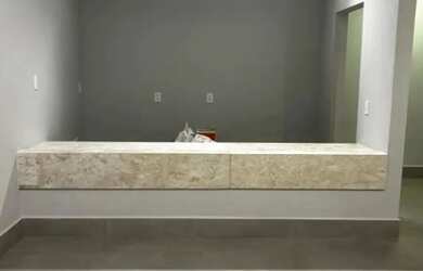 Imagem: O depósito possui 4 Vagas na garagem e 450m² de Área e está