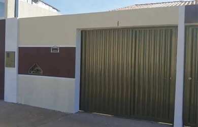 Imagem: A casa possui 2 Dormitórios, 2 Banheiros, 2 Vagas na garagem