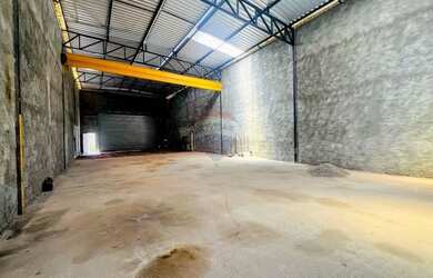 Imagem: O depósito possui 4 Vagas na garagem, 250m² de Área e está