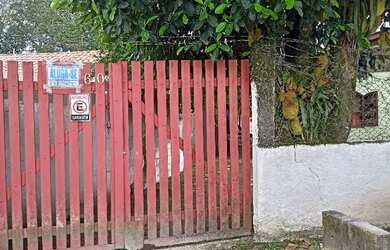 Imagem: A casa possui 2 Dormitórios, Acomodam 8 pessoas, 3 Vagas na