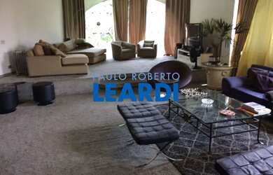 Imagem: A casa possui 4 Dormitórios, 5 Banheiros, 5 Vagas na garagem