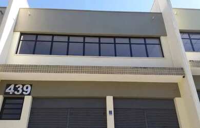 Imagem: O depósito possui 5 Vagas na garagem, 800m² de Área e está