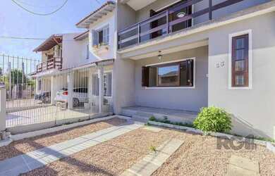 Imagem: A casa possui 3 Dormitórios, 3 Banheiros, 2 Vagas na garagem