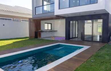 Imagem: A casa em condomínio possui 4 Dormitórios, 5 Banheiros, 2