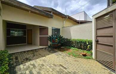 Imagem: A casa possui 3 Dormitórios, 2 Banheiros, 2 Vagas na garagem