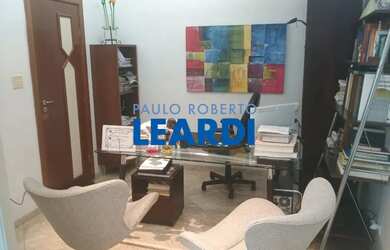 Imagem: O depósito possui 4 Vagas na garagem, 400m² de Área e está