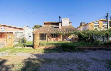 Imagem: A casa possui 5 Dormitórios, 5 Banheiros, 1 Vaga na garagem