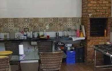 Imagem: A casa em condomínio possui 4 Dormitórios, 4 Banheiros, 2