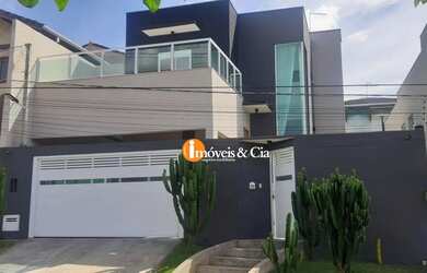 Imagem: A casa possui 3 Dormitórios, 4 Banheiros, 2 Vagas na garagem