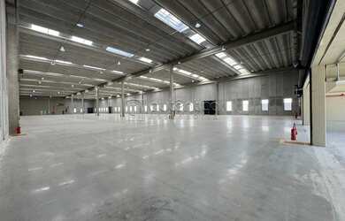 Imagem: O depósito possui 5 Vagas na garagem, 12000-0m² de Área e