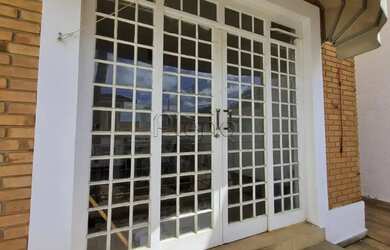 Imagem: A casa possui 4 Dormitórios, 5 Banheiros, 5 Vagas na garagem