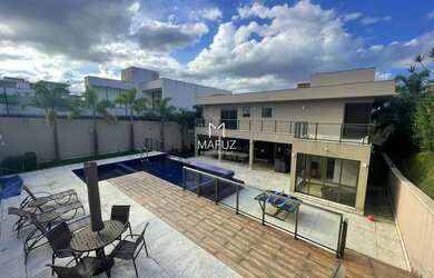 Imagem: A casa possui 4 Dormitórios, 4 Banheiros, 5 Vagas na garagem