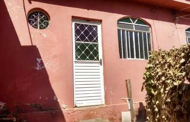 Imagem: A casa possui 5 Dormitórios, 3 Banheiros, 4 Vagas na garagem