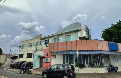 Imagem: O depósito possui 4 Vagas na garagem e 290m² de Área e está