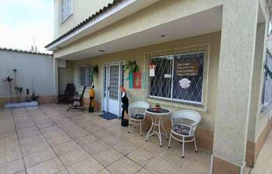 Imagem: A casa possui 2 Dormitórios, 5 Banheiros, 4 Vagas na garagem