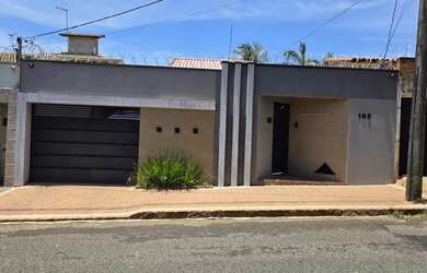 Imagem: A casa possui 3 Dormitórios, 3 Banheiros, 3 Vagas na garagem