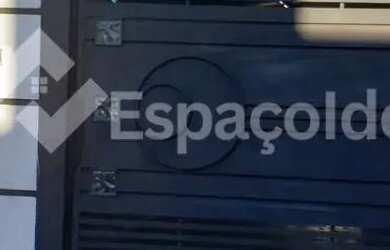 Imagem: A casa possui 1 Dormitório, 2 Banheiros, 3 Vagas na garagem