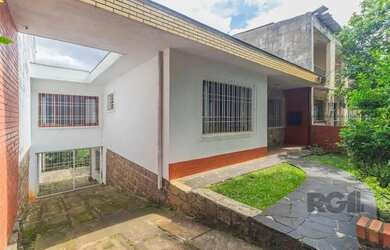 Imagem: A casa possui 3 Dormitórios, 2 Banheiros, 4 Vagas na garagem