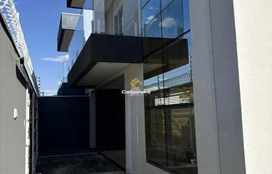 Imagem: A casa possui 4 Dormitórios, 3 Banheiros, 4 Vagas na garagem