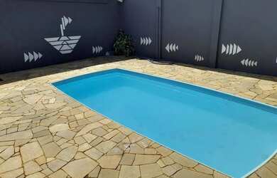 Imagem: A casa possui 3 Dormitórios, 1 Banheiro, 3 Vagas na garagem