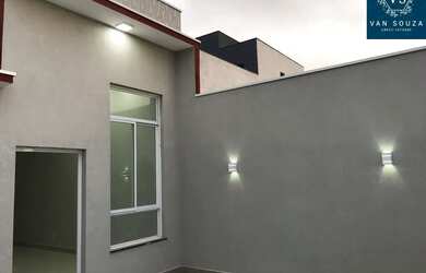 Imagem: A casa possui 3 Dormitórios, 2 Banheiros, 2 Vagas na garagem