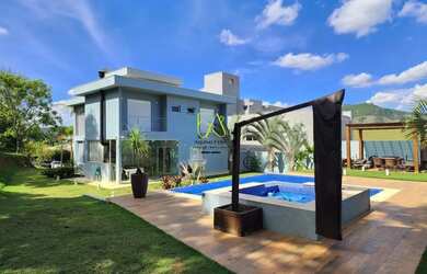 Imagem: A casa em condomínio possui 4 Dormitórios, 5 Banheiros, 4