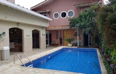 Imagem: A casa possui 3 Dormitórios, 3 Banheiros, 3 Vagas na garagem