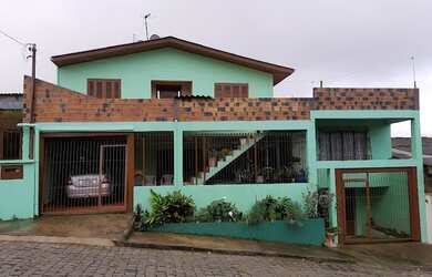 Imagem: A casa possui 5 Dormitórios, 3 Banheiros, 2 Vagas na garagem